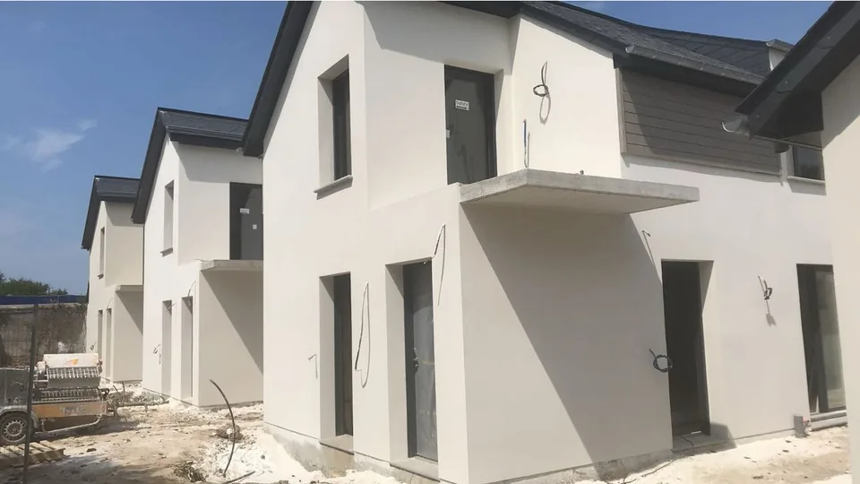 Ensemble de maisons ton blanc cassé