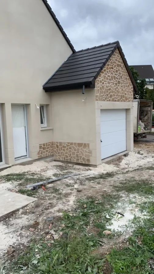 Pignon et soubassement effet pierre